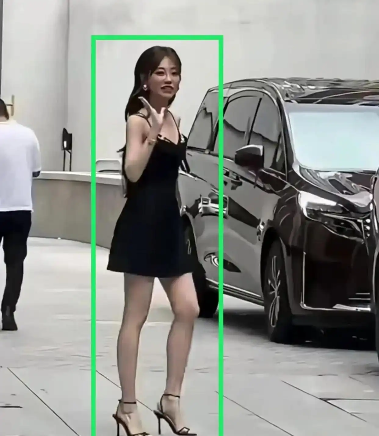 祝绪丹瘦成纸片人_女明星真实身材路人视角_小骨架女明星