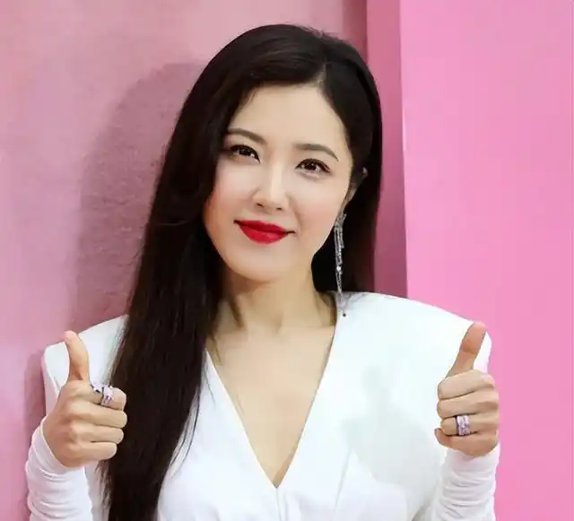 从出道一直很美没有黑料的明星,_不整容的女明星_坚守初心的女明星